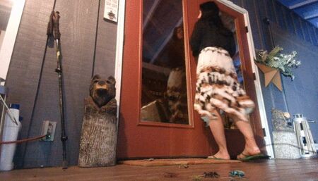 outdoor giantess locked out by pest flipflop revenge