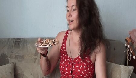 I gnaw nuts and candied fruits mpg