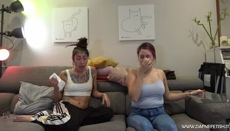 Susy Blue y Tasty Manguito enfermas - Susy Blue and Tasty Manguito sick sneezing