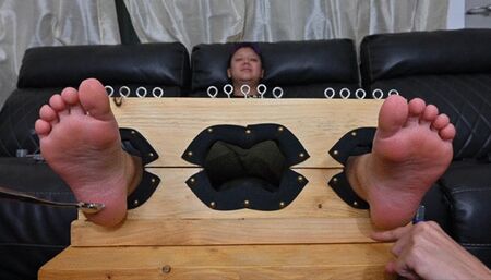 Alice and Rhea tickle Dylan's feet (4k)