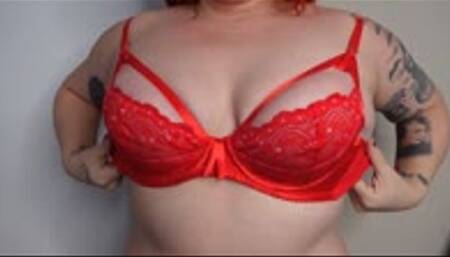 Trying on three Bras that are too small MP4 1080