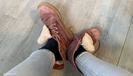HER WEATY WORN OUT BOOTS IN YOUR FACE - MP4 HD