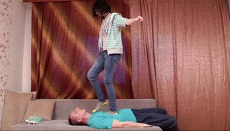 Special enjoyment of smelling shoes of playful teenage gal, vf0720x 1080p