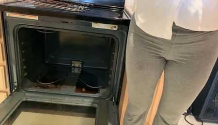 Stepmom is horny and stuck in the oven