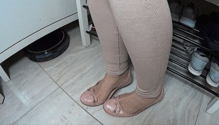 Toe wigling in softleather beige flats