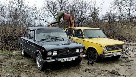 My Marathon Video (bouching and shaking two old car)