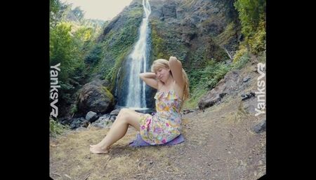 Yanks Amateur Beauty Verronica Masturbating In VR