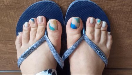 Dolce Amaran wiggling and spreading her juicy toes, in close FOR MOBILE DEVICES - TOES - SPREADING - WIGGLING - NAILS - BBW - FLIP FLOPS - MATURE - CLOSE UP - POV - PASTEL COLOR PEDICURE
