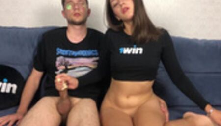 Сводная Сестра Не Ожидала Что Сводный Брат Вернется Домой Пораньше! Совместная Дрочка - Оргазм