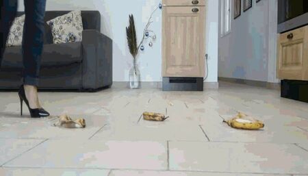 In the kitchen in slippery flip flops MP4(1280x720)FHD