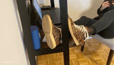 MEAN BOSS GETS HER SHOE STOLEN BY HER SECRETARY - MOV Mobile Version