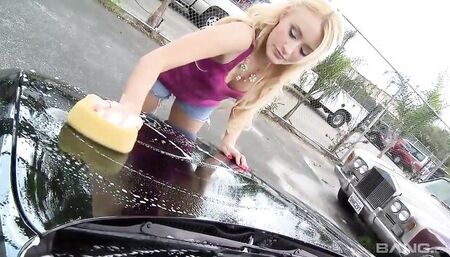 Mallory Rae Murphy fucks a guy from a dating app the 1st time they hang out