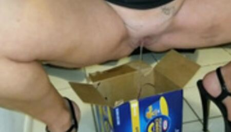Sexy Tampa Housewife Demonstrates Her Peeing Skills