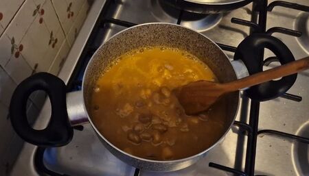 Big farts eating pasta e fagioli