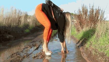 Walk through puddles and sticky swamp MP4(1280x720)FHD