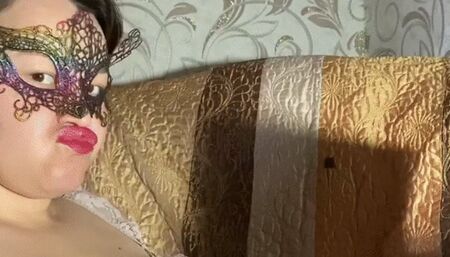 LIP SMELLING WHILE WORKING