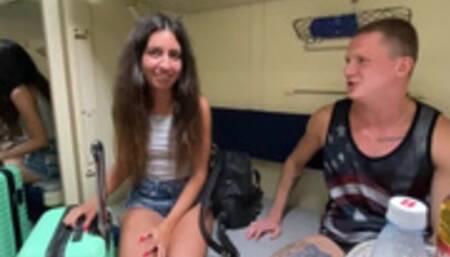 Милая девушка с вокзала оказалась соседкой в поезде и мы трахнули её вдвоем