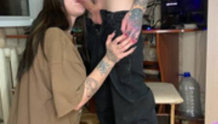 Девушка отсосала мне, пока я играл в F.H., потом я трахнул ее на столе и залил спермой все ее лицо.