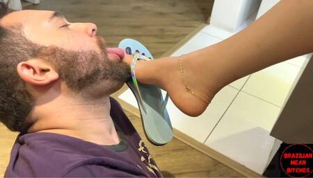 Foot worship at the office (WMV)