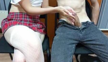 Студентка в мини юбке залила своего друга спермой как лейкой от душа