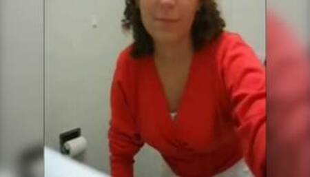 Jolie beurette qui se caresse dans la salle de bain