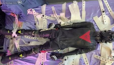 [Rubber Suit Segufix Bondage Treatment (At the Meetup)] Overhead Camera Angle