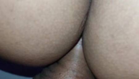 colombiana se mete gran verga por el culo hasta que se lo llenan de leche, culona arrecha grita