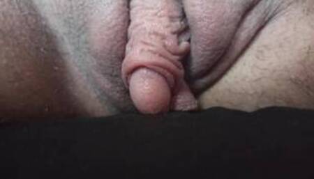 Мастурбирует большой транс клитор-член