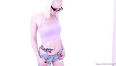 Hot Teenie loves to get pussyfucked in studio