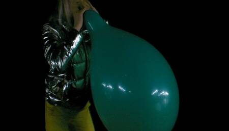 Alla makes B2P green balloon 16 inches on the seashore at night!!!