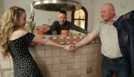 Cutie permite que el viejo papá de BF penetre su coño en el sofá