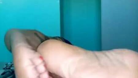 Anahi 's feet