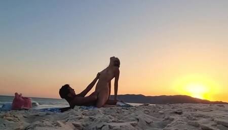 Blowjob and cowgirl fuck on the beach
