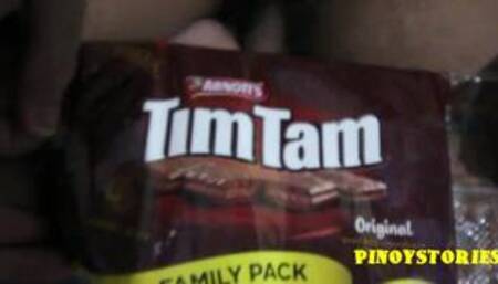Lumalamon ng Tim Tam Habang Kinakamay ng Kikay na Pinay Gamit ang Lovin69 Lubricant Mula sa Shopee!