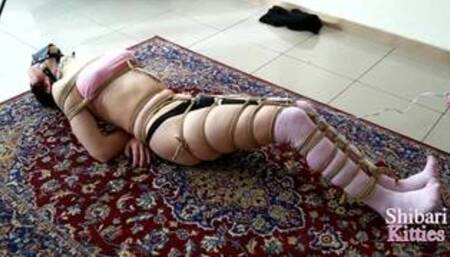 Bondage Kitties 002: chica atada y amordazada por chico (momificación bondage orgasmo femenino)
