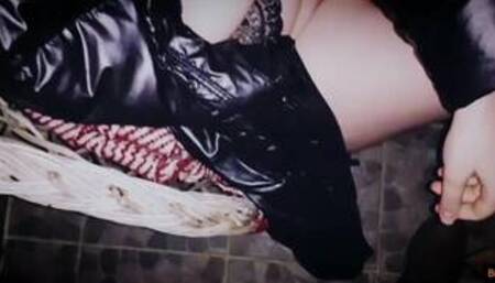 Porno romanesc eleva suge pula si isi rupe pizda in public la hotel