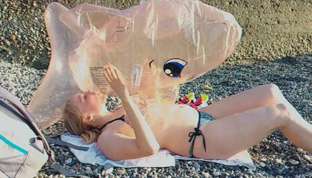 Alla inflates a transparent rare inflatable whale with her mouth and rides it on the waves!!!