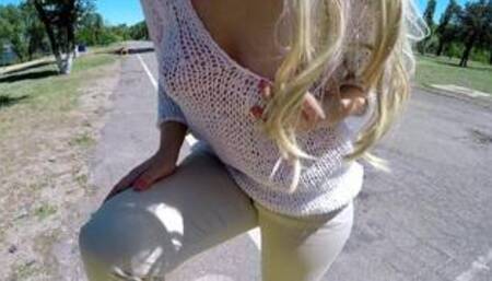 Girlfriend flashing her boobs in the public park - no bra tits!