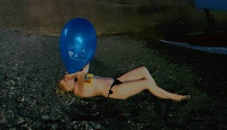 Alla makes B2P three balloons on the night beach!!!