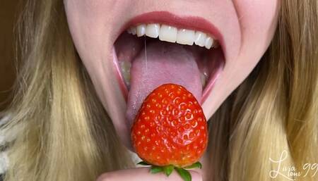 Chewing strawberries full HD mp4