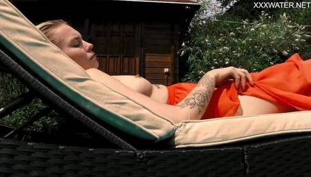 Watch easy-on-the-eyes femme's dirt