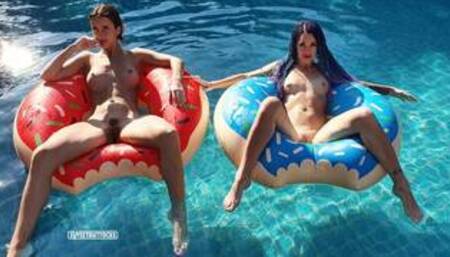 Две голые девушки дурачатся в бассейне