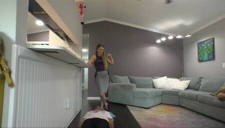 Kitty Quinn's Shopping Spree Stampede (Side View) - Full HD