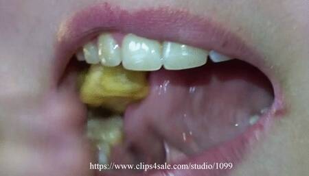 Eating and chewing fries