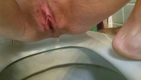 I let my boyfriend pee in my ass... now watch the pee drip out