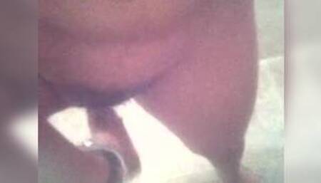 Hermosa Colegiala Rubia se Rasura en la Ducha y se Masturba con Rastrillo