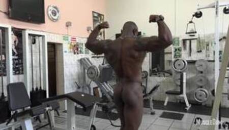 Pumping muscles naked