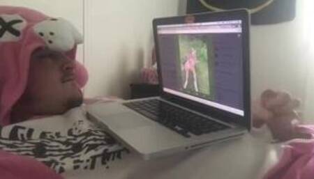 Easter Bunny reacts to Sophie Anderson & Rebecca More on Twitter for Easter