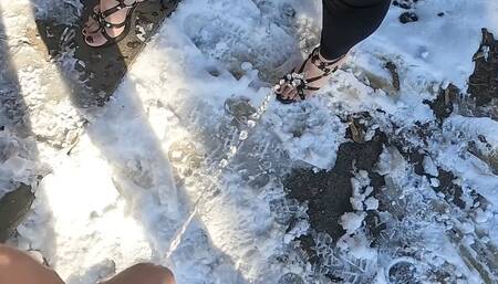 PISS BLOW Pissing on desperate Hotelmanager’s strappy heels