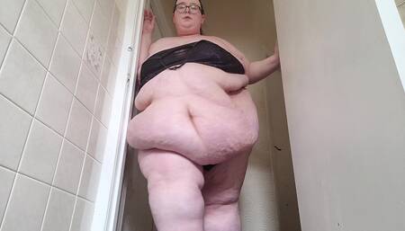 SSBBW STRIP TEASE and twirl